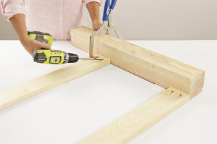 Attaching the bottom rail to the footboard leg of a DIY bed frame