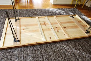 How to assemble a DIY table